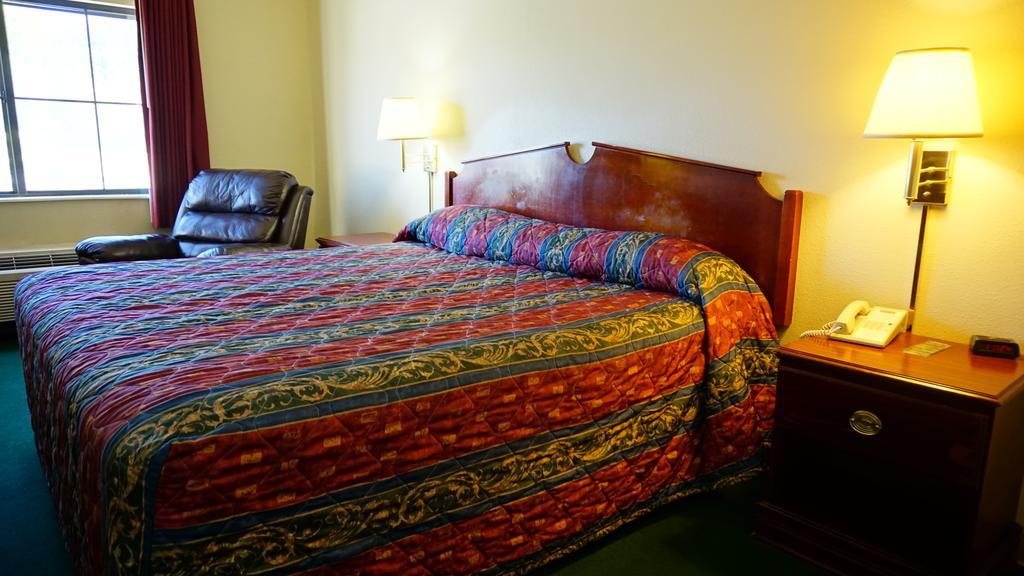 Wesley Inn Wichita Room photo