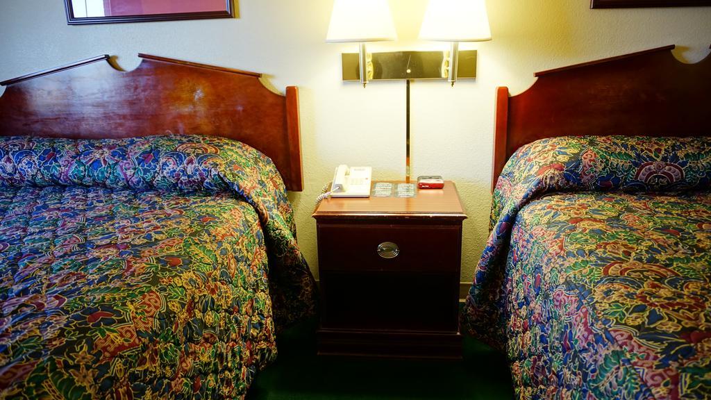 Wesley Inn Wichita Room photo